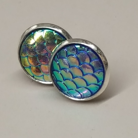 Jewelry - 2 for $20 💖 Mermaid scale iridescent studs
